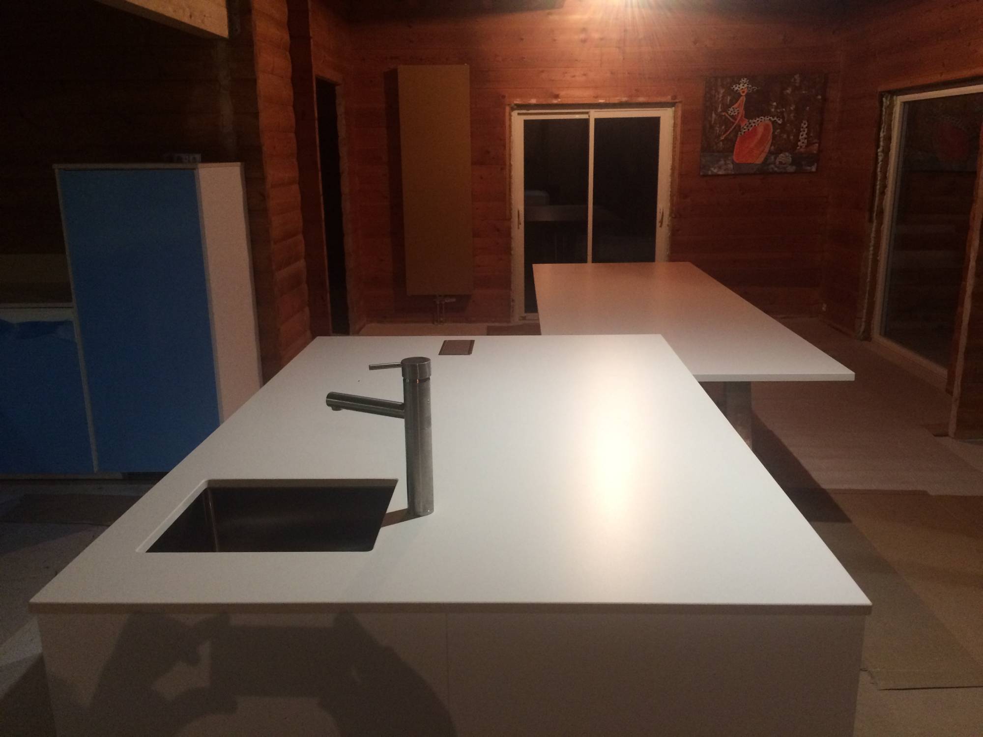 Coller un plan de travail en quartz Haiku sur des meubles ikea en gironde