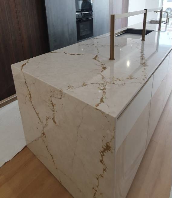 Suivi de veinage sur plan de travail en Quartz Silestone Versailles Ivory avec un jambage et un plateau à Biganos 33
