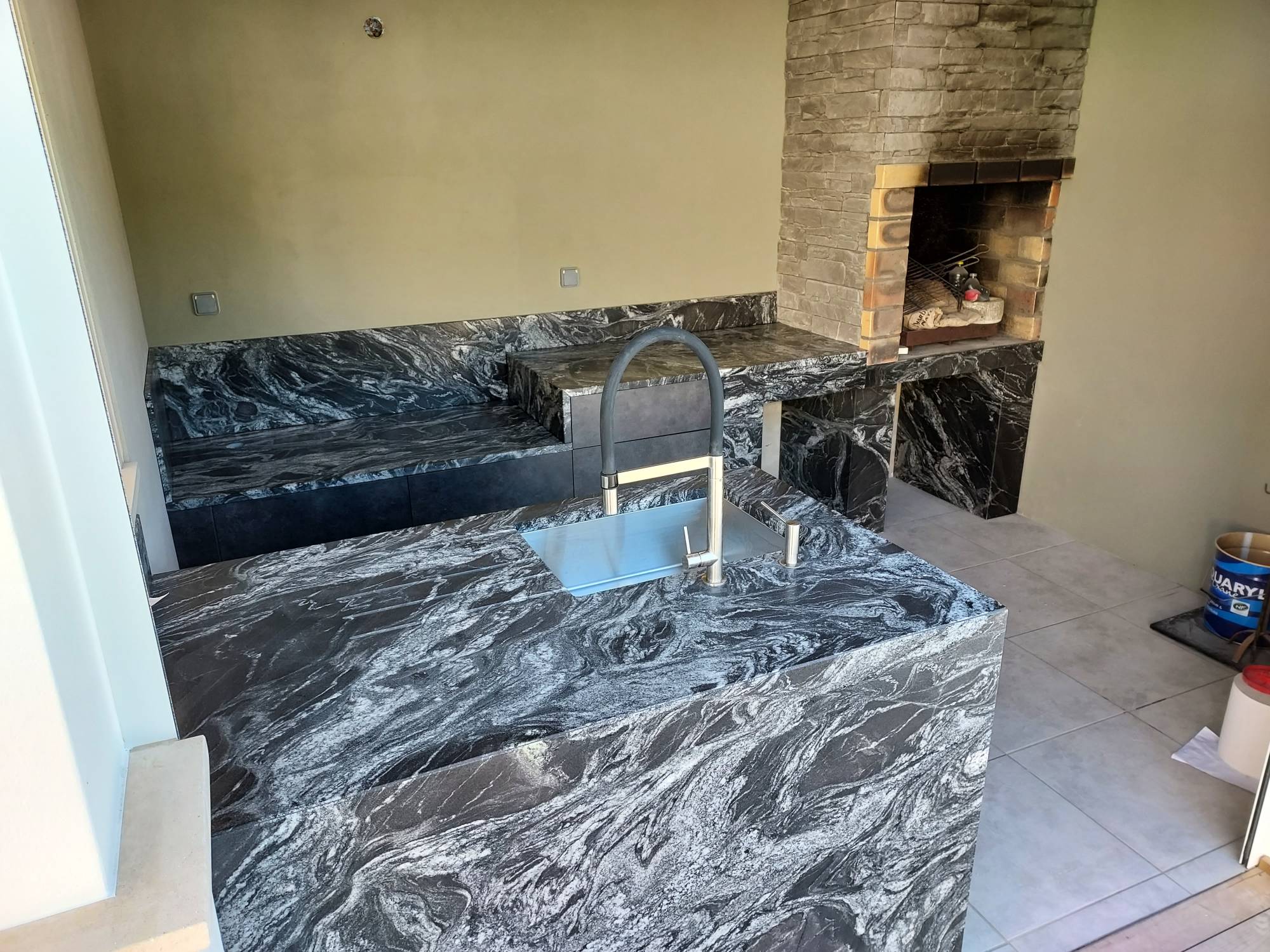 Coupe d'onglet pour cuisine extérieur ou intérieur a Martignas