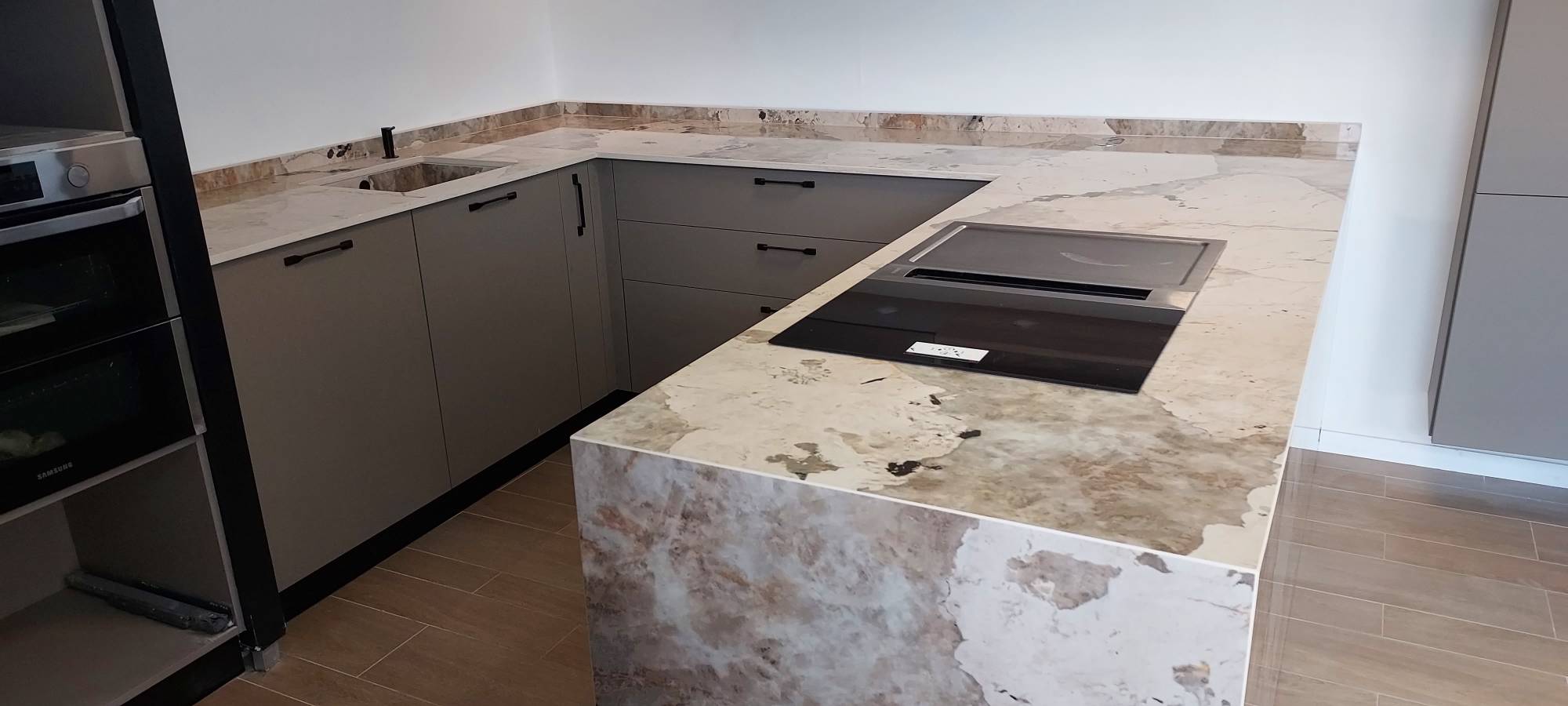 PLAN DE TRAVAIL EN DEKTON A GUJAN POUR CUISINE ET SALLE DE BAIN