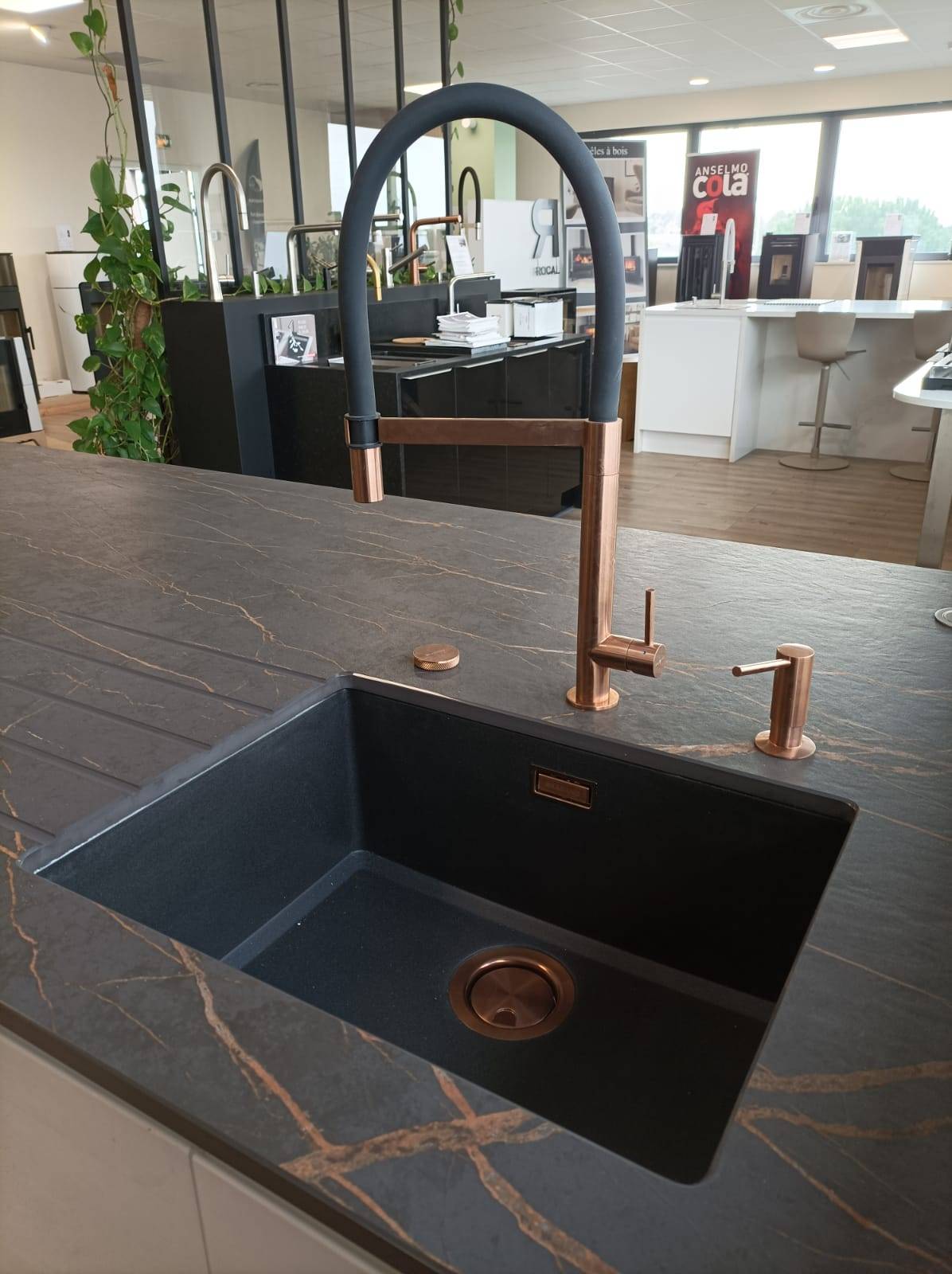 Quel évier choisir avec un plan de travail noir en céramique à Biganos?