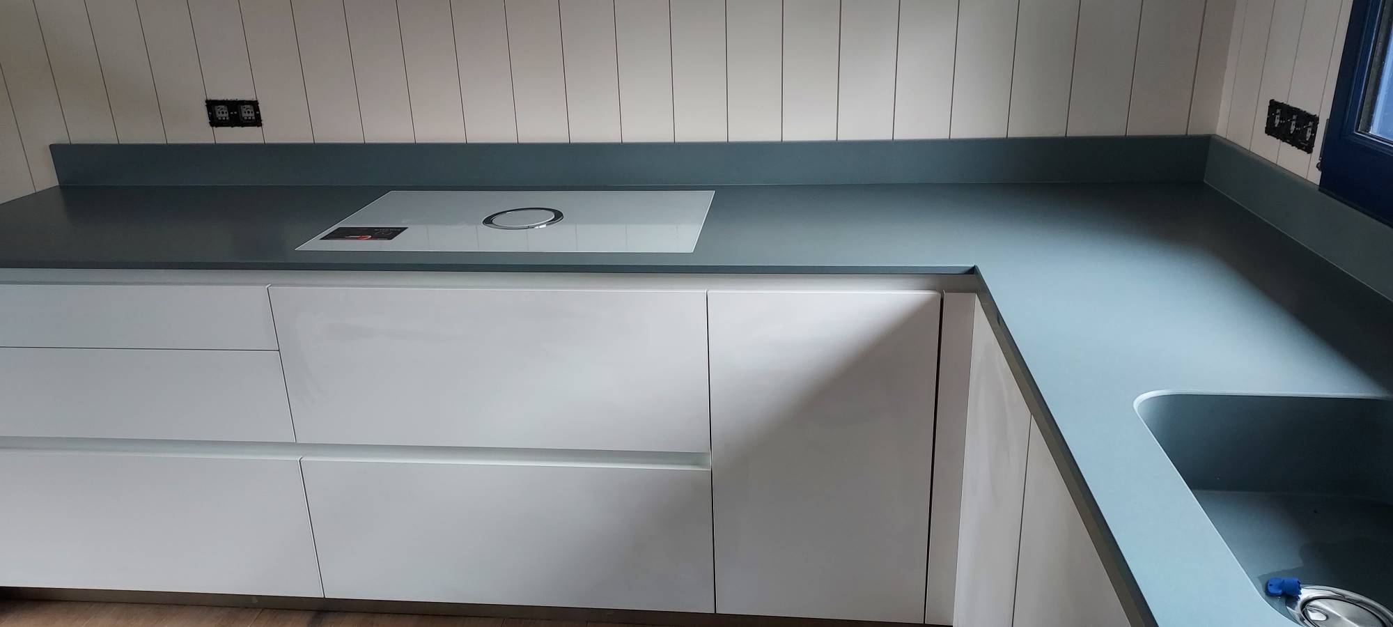 Plan de travail de couleur bleu vers Bordeaux