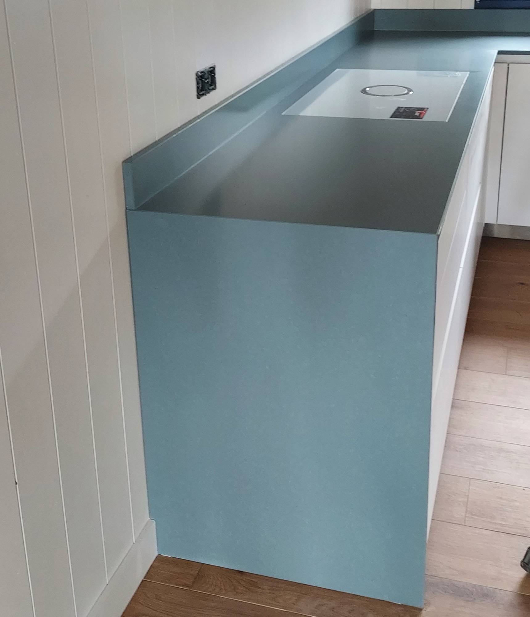 Quelle couleur moderne oser pour ses plans de travail de cuisine ou salle de bain en quartz à Audenge