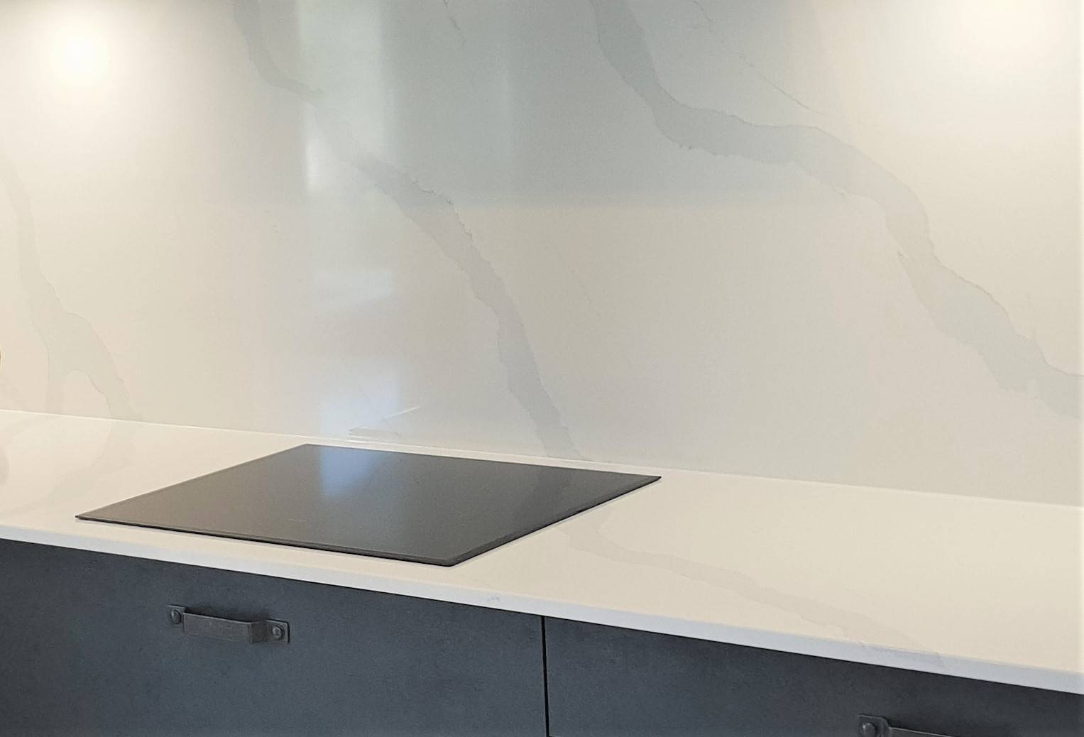 Découpe plaque de cuisson sur du quartz à bordeaux 33