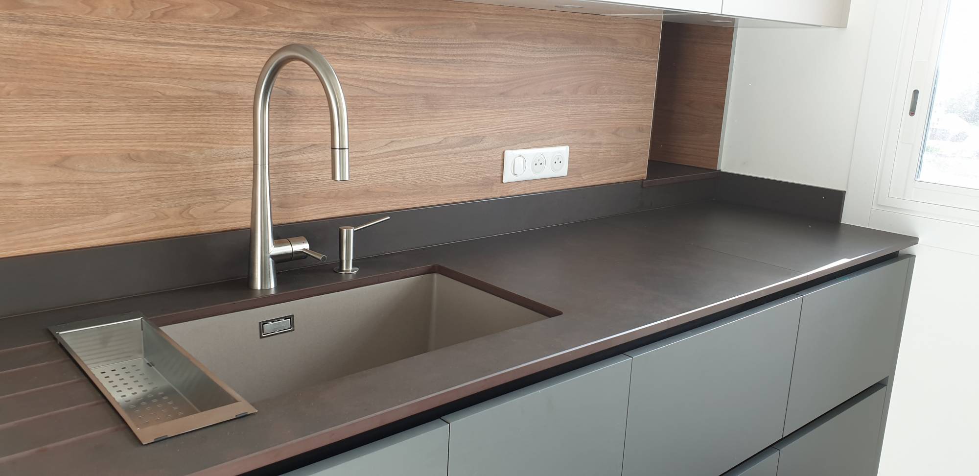 plan de travail noir pour cuisine ou salle de bain