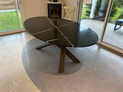 Façonnage de dessus de table en Silestone Eternal noir de forme ovale près dans les landes 40