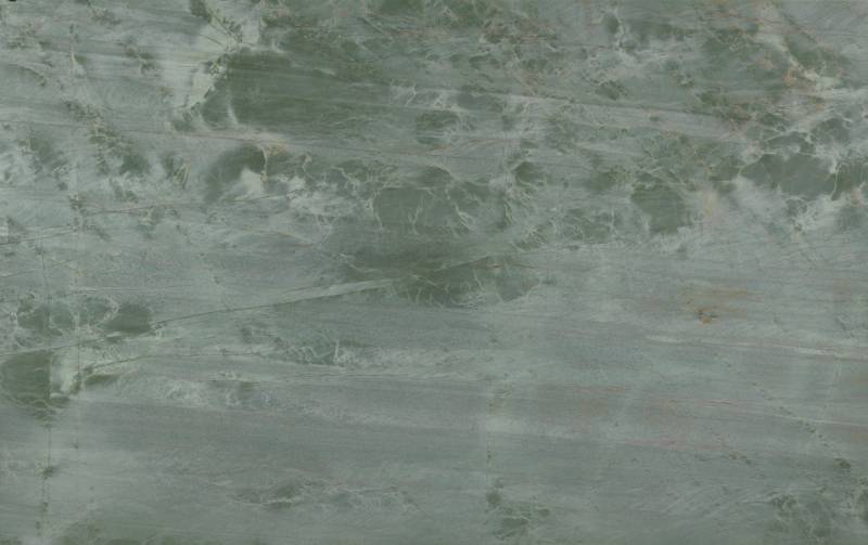 Plan de travail en quartzite vert Itara de Sensa dans une marbrerie en Gironde