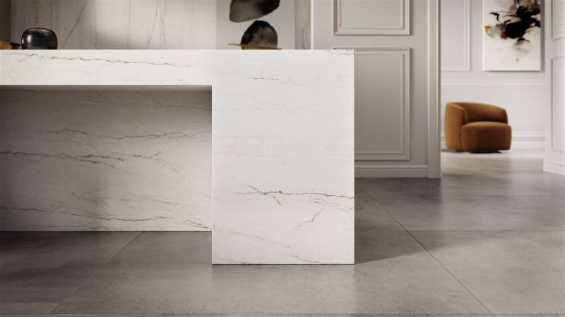 Marbrier qui installe des plans de travail blanc veiné gris en eclos Ivora dans les Landes 40