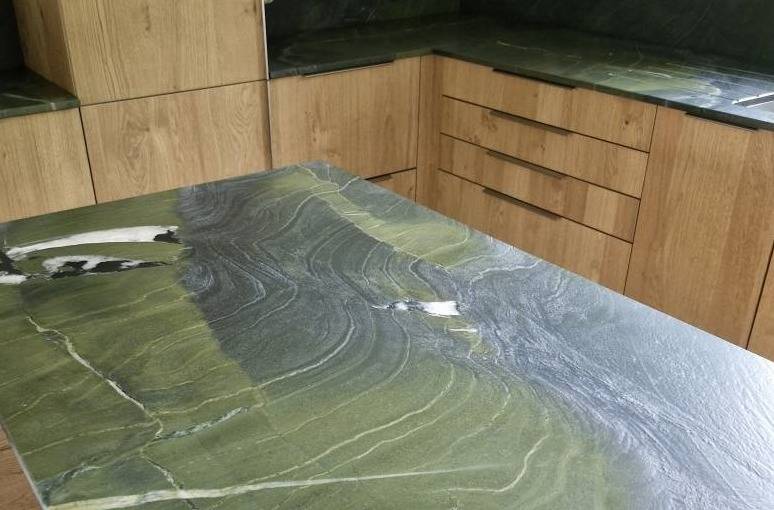 Quelle pierre naturelle contient du vert, du noir et du blanc pour une installation de plan de travail de cuisine résistant près de bordeaux?