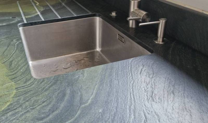 Le granit Avocatu ou appelé granit <Jungle est il recommandé dans une cuisine près du bassin d'Arcachon 33?