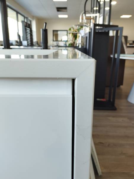 Coupe d'onglet sur un plan de travail en céramique ou pierre naturelle en Gironde ou dans les landes