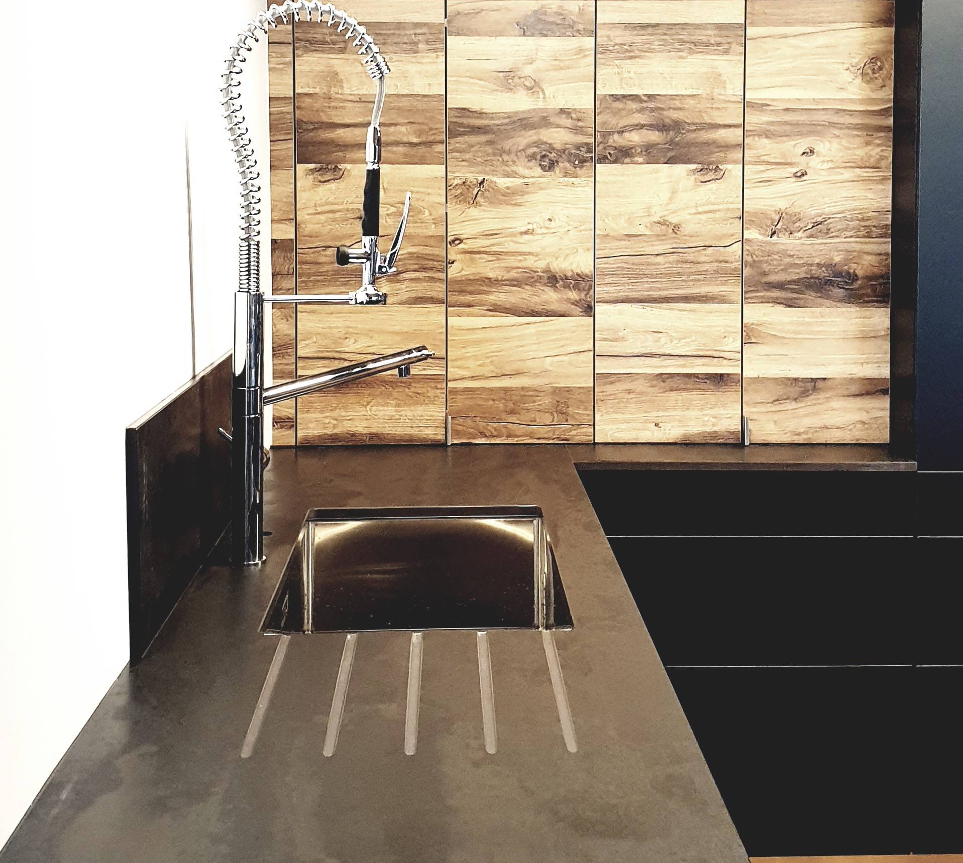 Plan de travail noir original en dekton à Canéjan