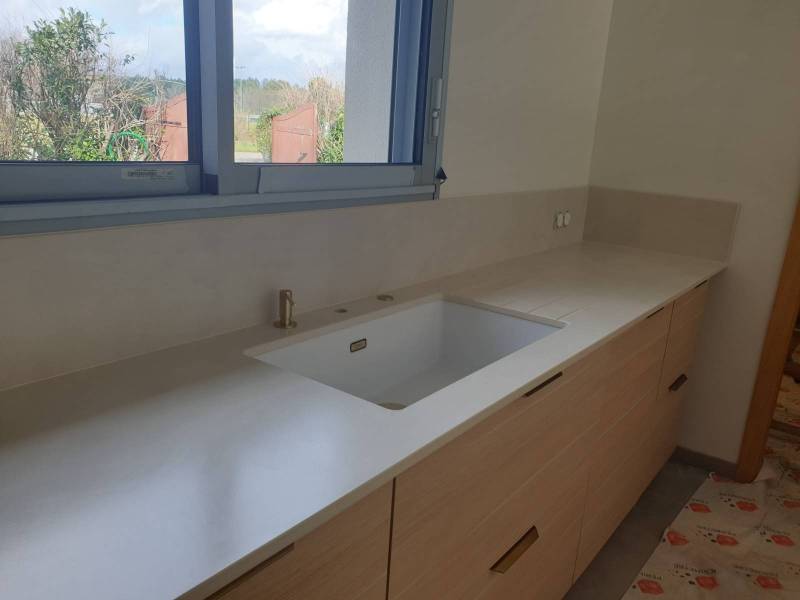 Pour une cuisine qui conjugue style et performance, optez pour le Dekton Albarium posé par les équipes expérimentées de HM Déco à Biganos