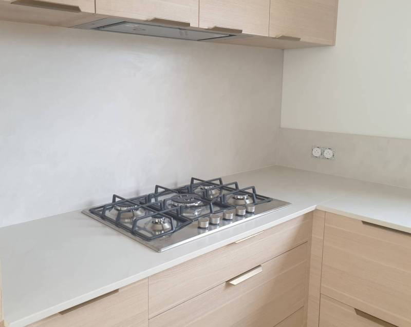 HM Déco, votre spécialiste à Biganos, transforme vos cuisines avec l’élégance intemporelle et la durabilité du Dekton Albarium près de Bordeaux