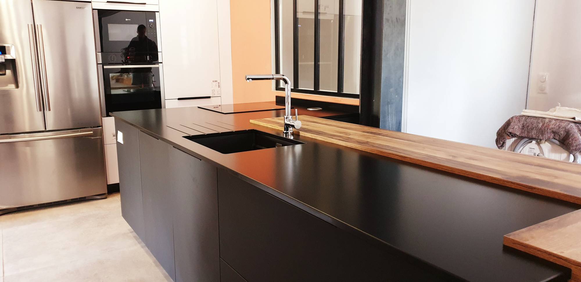 Mélanger la pierre et le bois dans sa cuisine en gironde