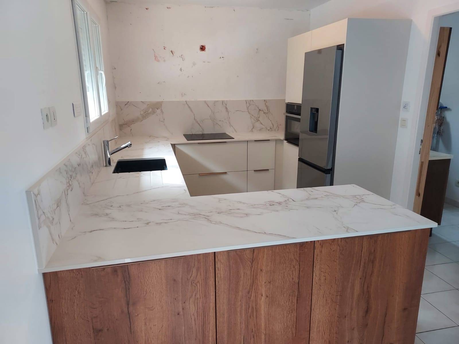 Poser des plans de travail en pierre sur des meubles bon marché à bordeaux