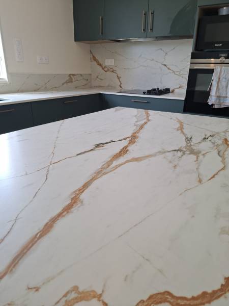 Cuisine familiale équipée d’un plan de travail Dekton économique et résistant à Talence.