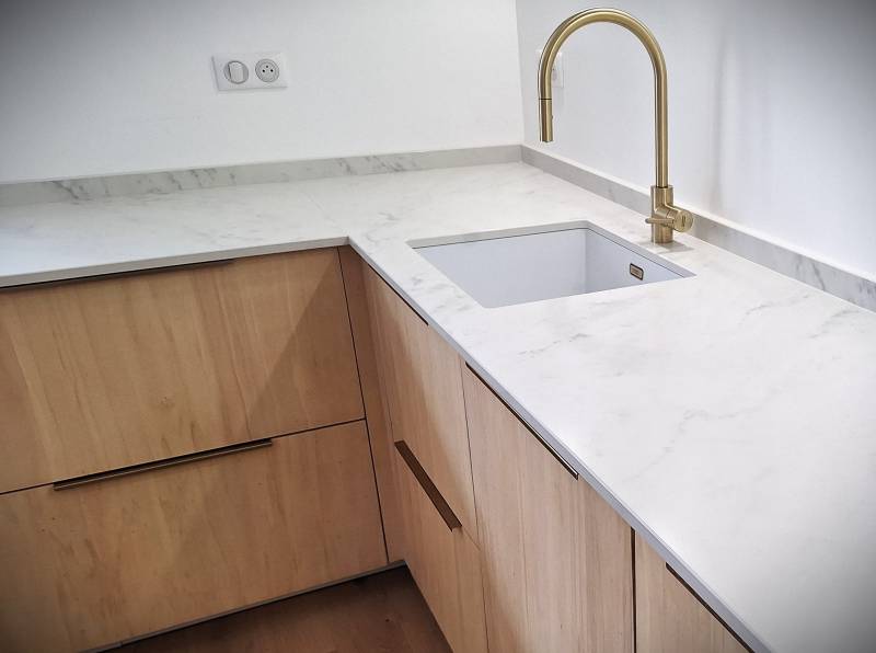 Mariage du bois et du Dekton blanc Marina dans une cuisine près du Haillan 33