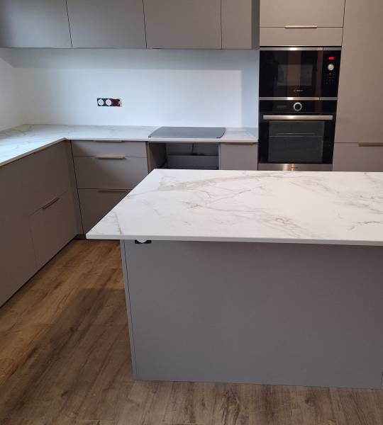 Faire découper un îlot centra en dekton pour sa cuisine en Aquitaine