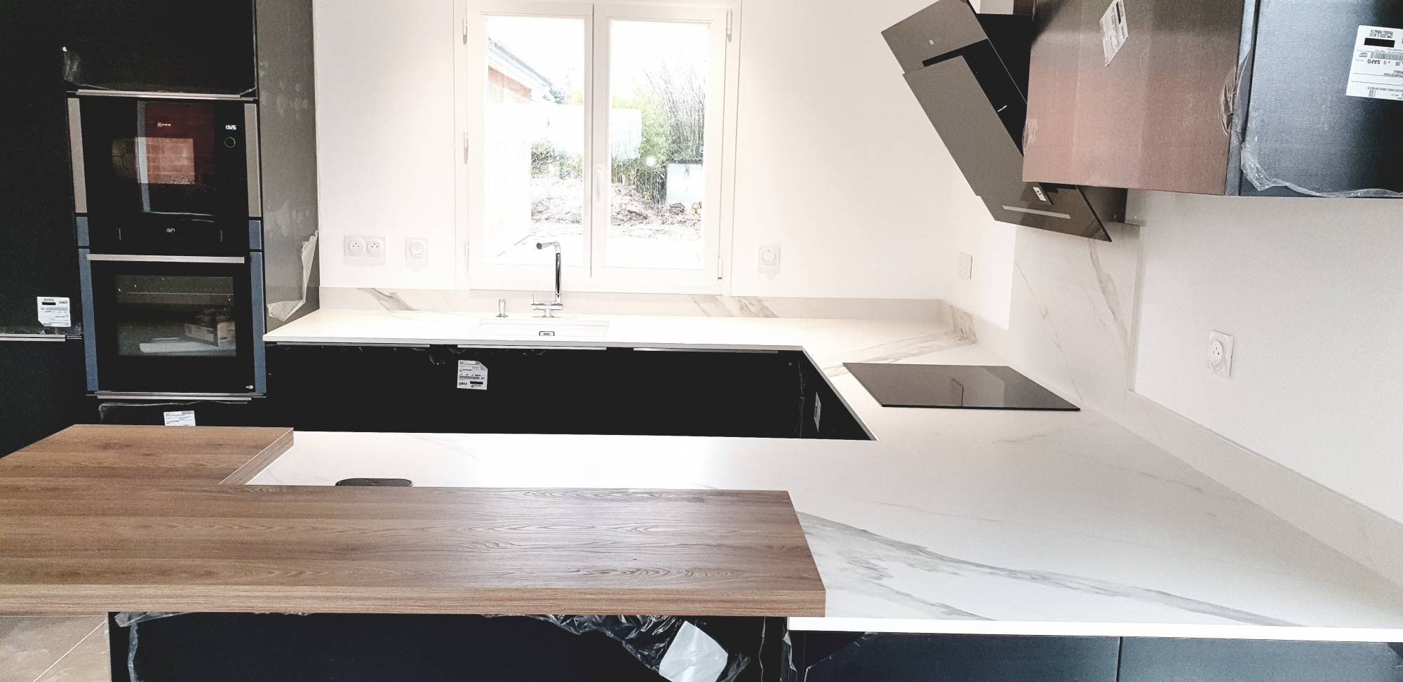 réaliser des plans de travail en dekton opera sur une cuisine en U à Bordeaux