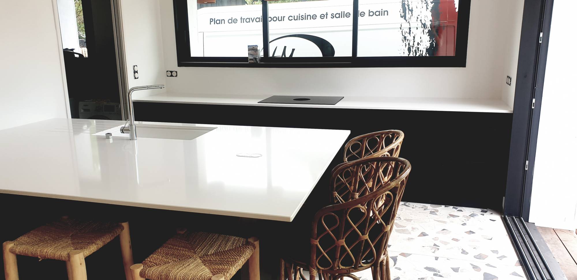 Un ilot blanc et brillant à Pessac dans vos cuisines et salles de bains