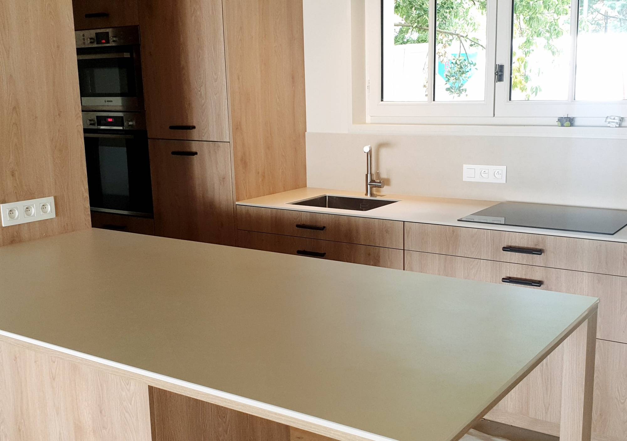 Plan de travail à Gujan Mestras en DEKTON avec ilot et jambage