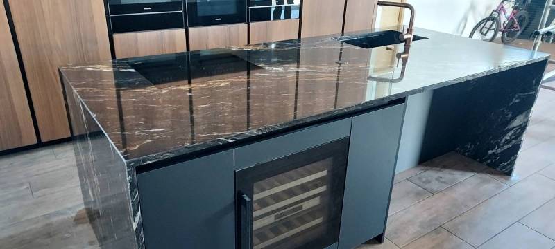 Qu'est ce qu'une coupe d'onglet sur un jambage en pierre?