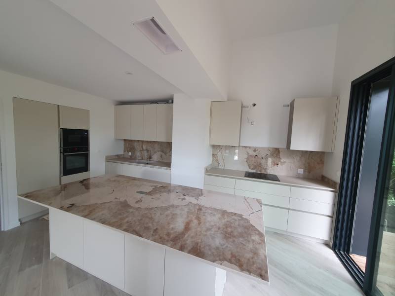 Où trouver des exemples de cuisines moderne avec des plans de travail en dekton Khalo autour de bordeaux 33