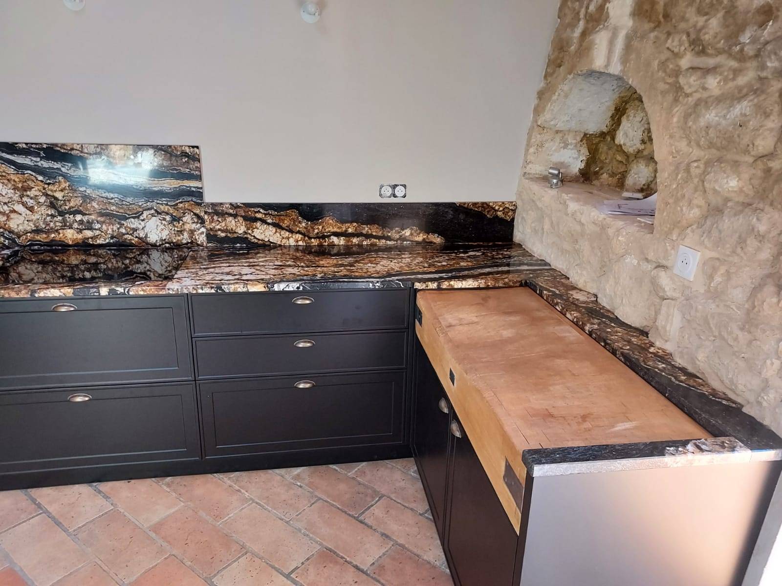 Quel marbrier montre des échantillons sur Biganos