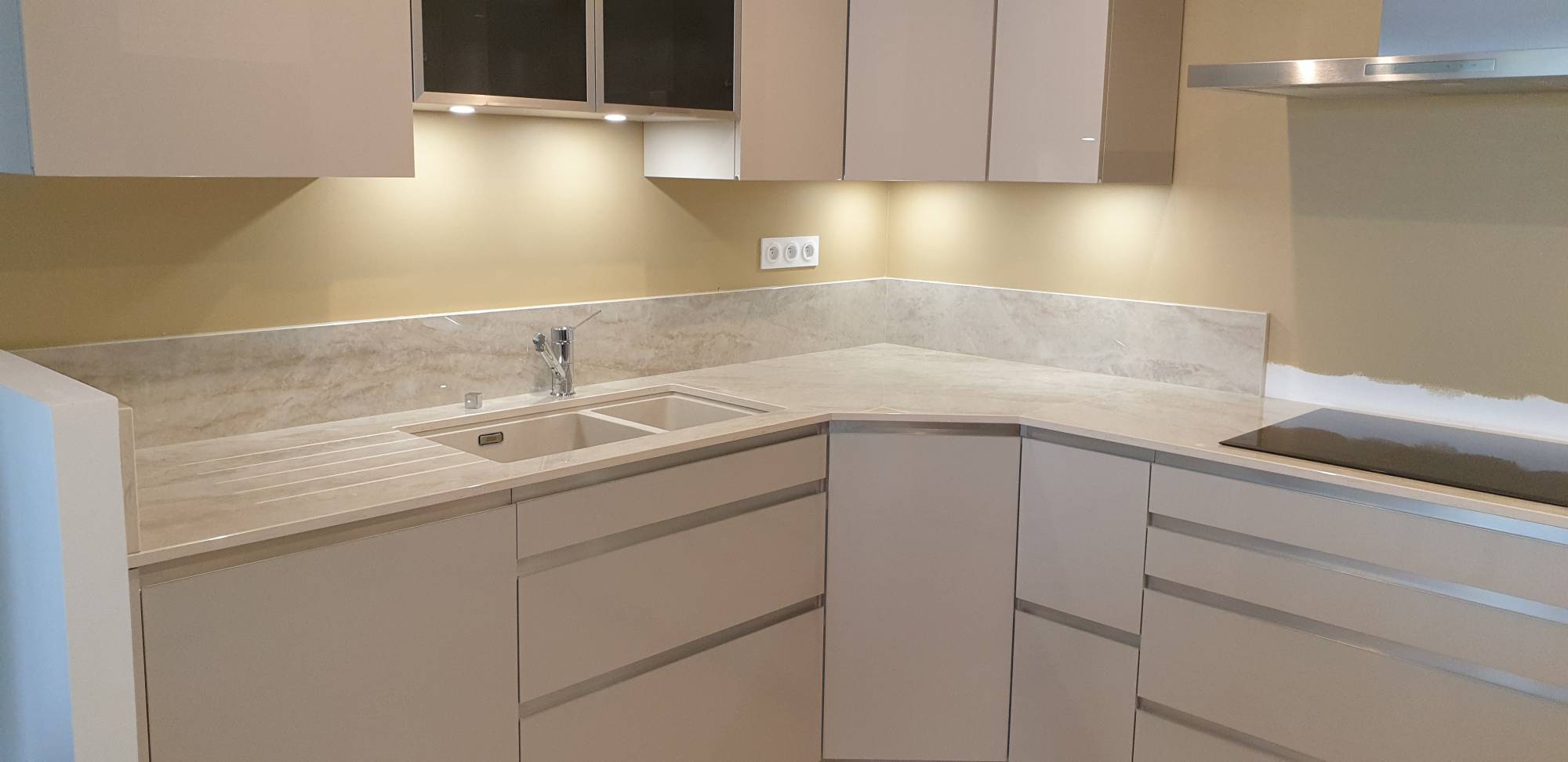 PLAN DE TRAVAIL DE CUISINE EN L EN CERAMIQUE (DEKTON ARGA)  DANS LES LANDES 40