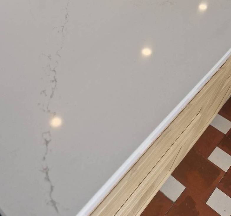 Installation d'un plan de travail en Silestone Siberian Frost épaisseur 2 cm près de Bruges 33