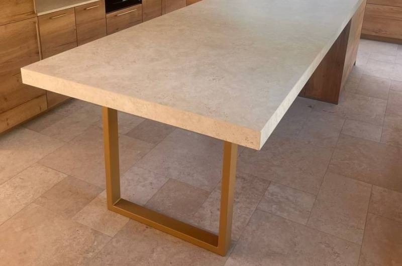 Recherche table avec matériau de qualité pour mettre dans ma cuisine ou ma salle à manger en Gironde 33