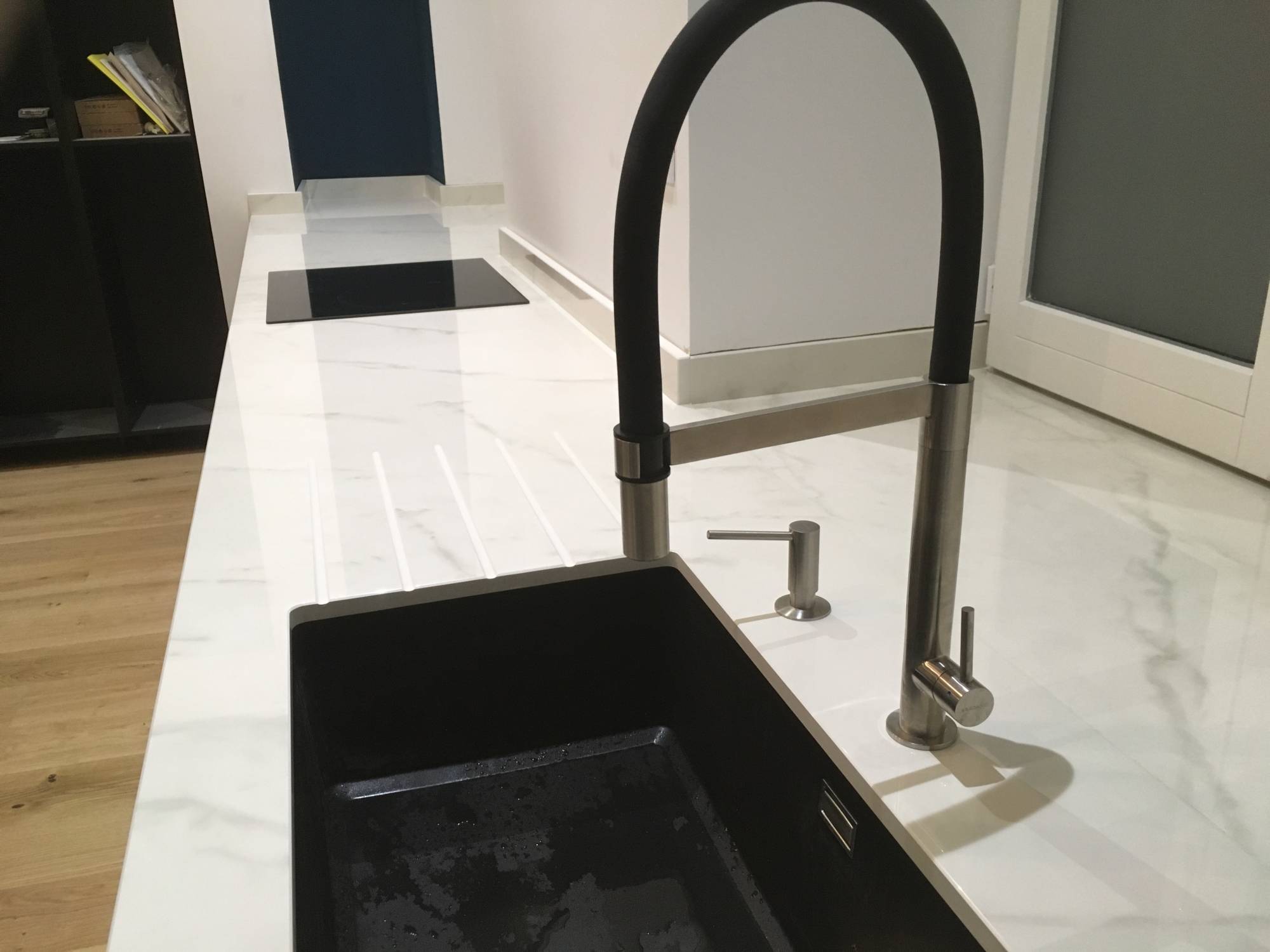 plan de travail Tundra blanc veiné de gris dans le 33