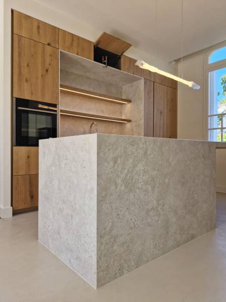 Ilôt avec 3 jambage en céramique beige dans une cuisine près de Bordeaux 33