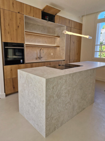 Plans de travail de cuisine en Dekton Sabbia avec un ilot et jambages en pierre près de Lormont