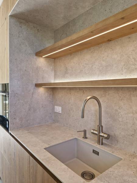 Pose de plans de travail en Dekton Sabbia aux effets naturels pour une cuisine blanche à Belin-Beliet