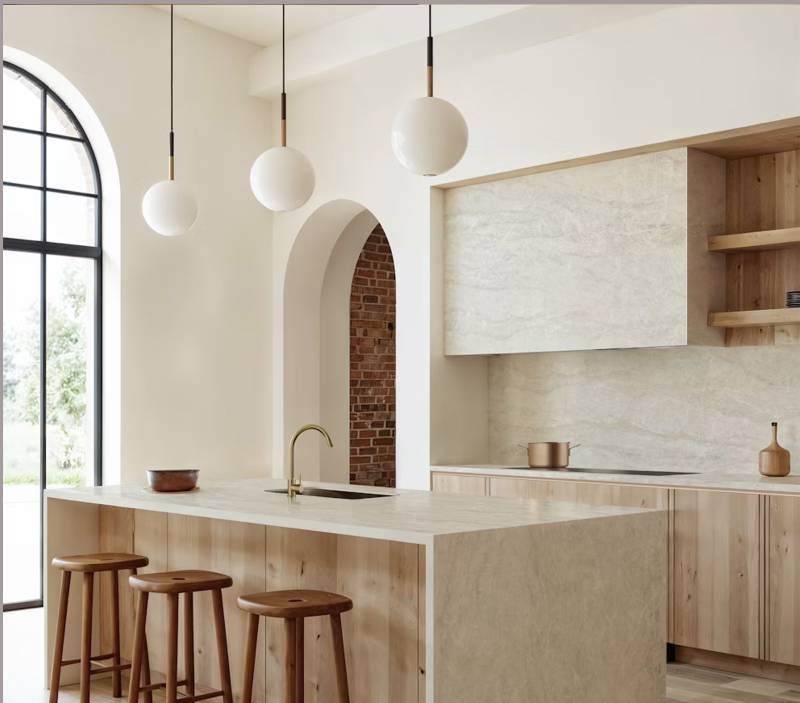Cuisine moderne avec plan de travail en Dekton Nara finition mate, inspiré de la pierre Taj Mahal – réalisation design et résistante près de Mérignac.
