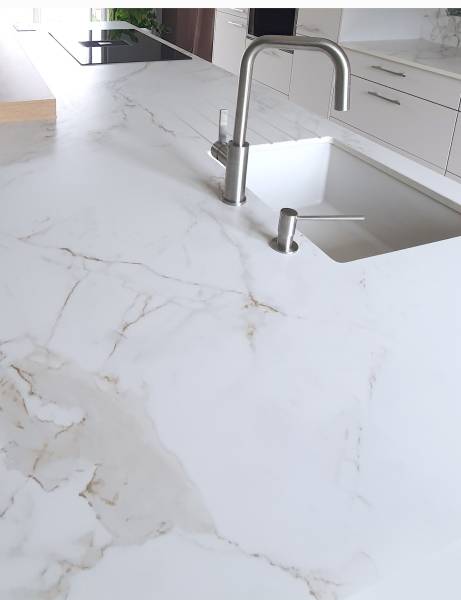 Y-a-t-il beaucoup de veinage sur un plan de travail en DEKTON Entzo chez le marbrier hm deco à Biganos?