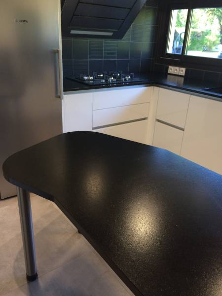Faire fabriquer un dessus de table en granit par un bon marbrier et donner une forme spécifique à sa table près  Lège Cap Ferret 33