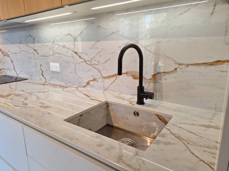 Faire installer un plan de travail de cuisine en composite blanc brillant avec des veinages marrons sur le bassin d'Arcachon 33