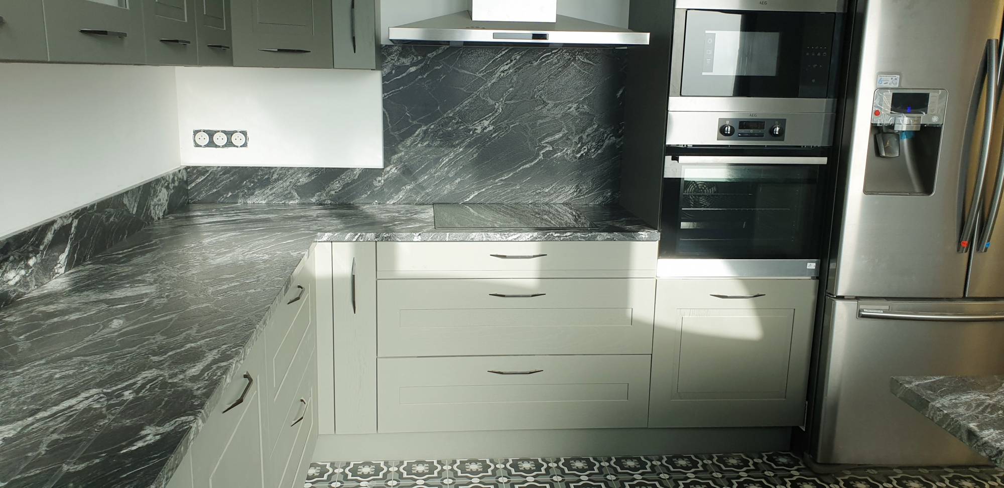 plan de travail noir en black beauty finition caresse sur arcachon