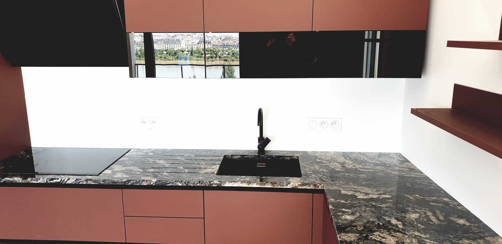 PLAN DE TRAVAIL EN GRANIT NOIR AVEC DES VEINAGES SUR BIGANOS