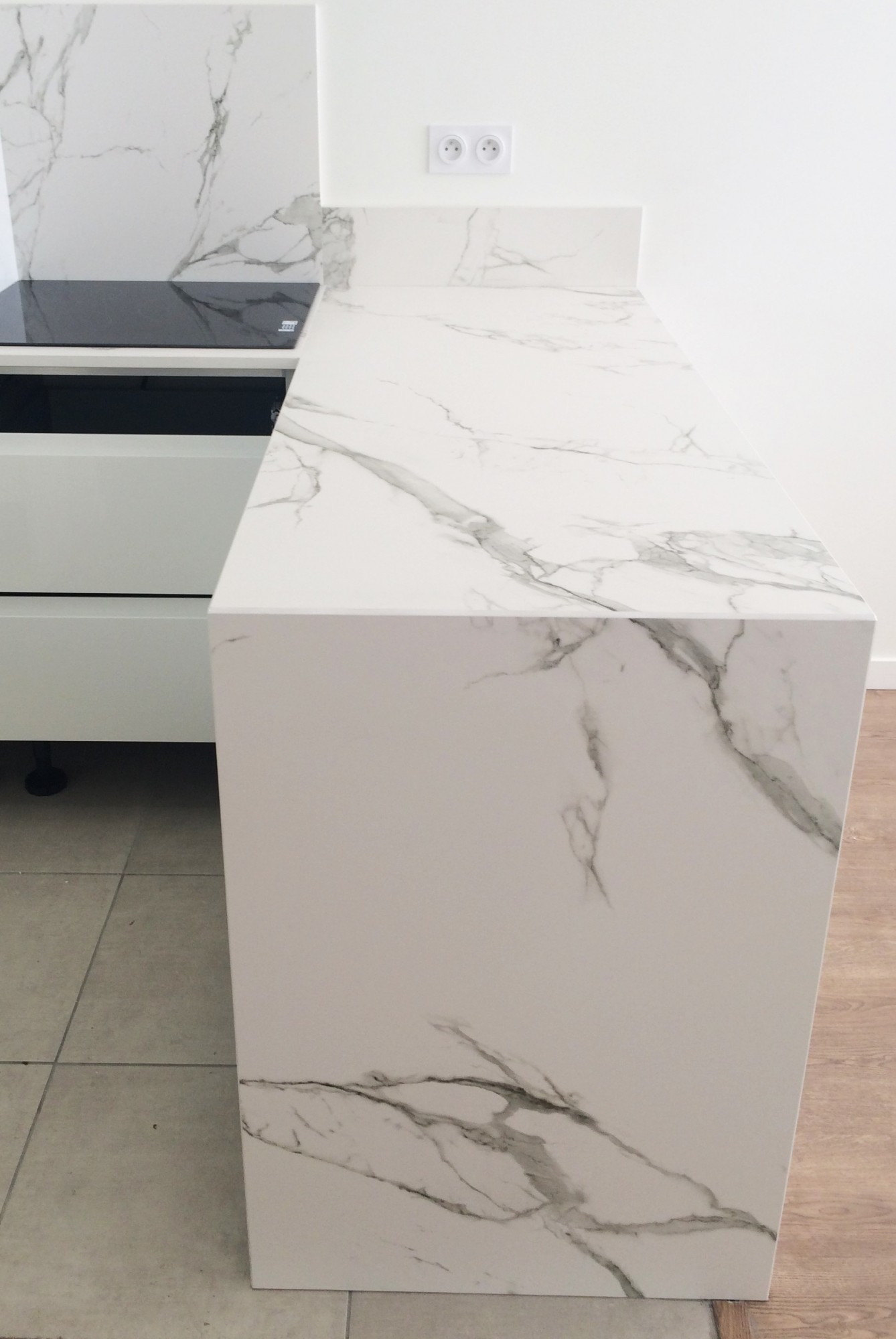 Installation de plan de travail en dekton avec jambage en coupe d'onglet sur le Bassin d'Arcachon 33