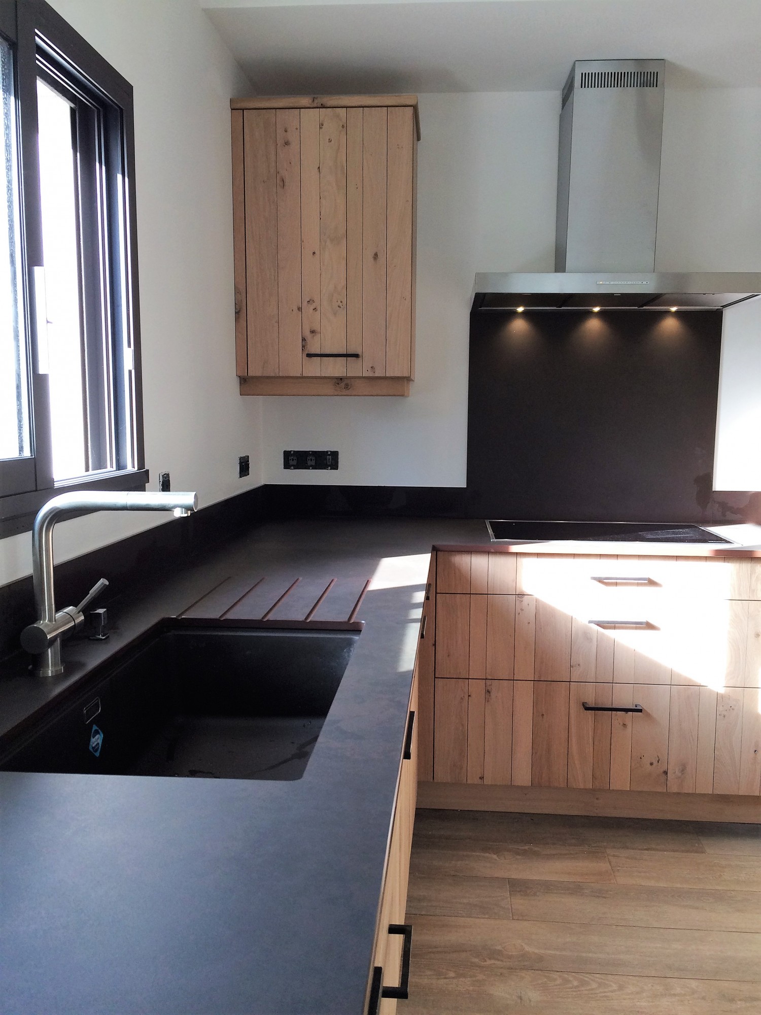 plan de travail marron tacheté dans les landes