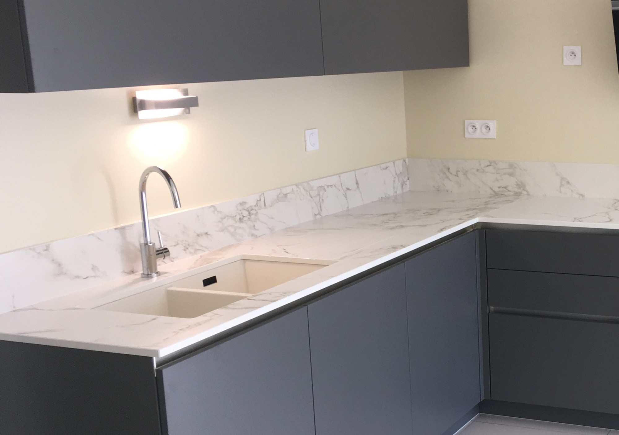 poser un plan de travail en dekton blanc dans sa cuisine bordeaux