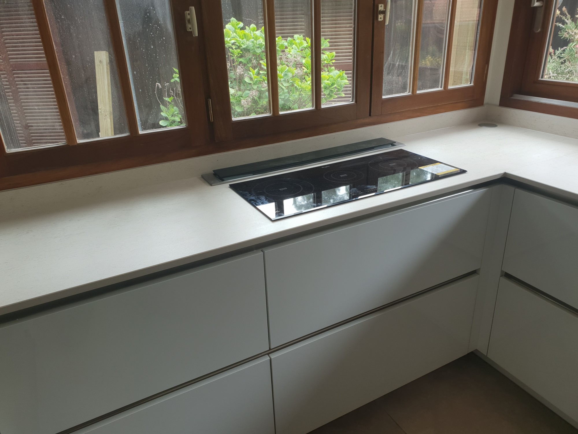 Découpe brute pour plaque de cuisson sur un plan de travail en dekton à Bordeaux 33