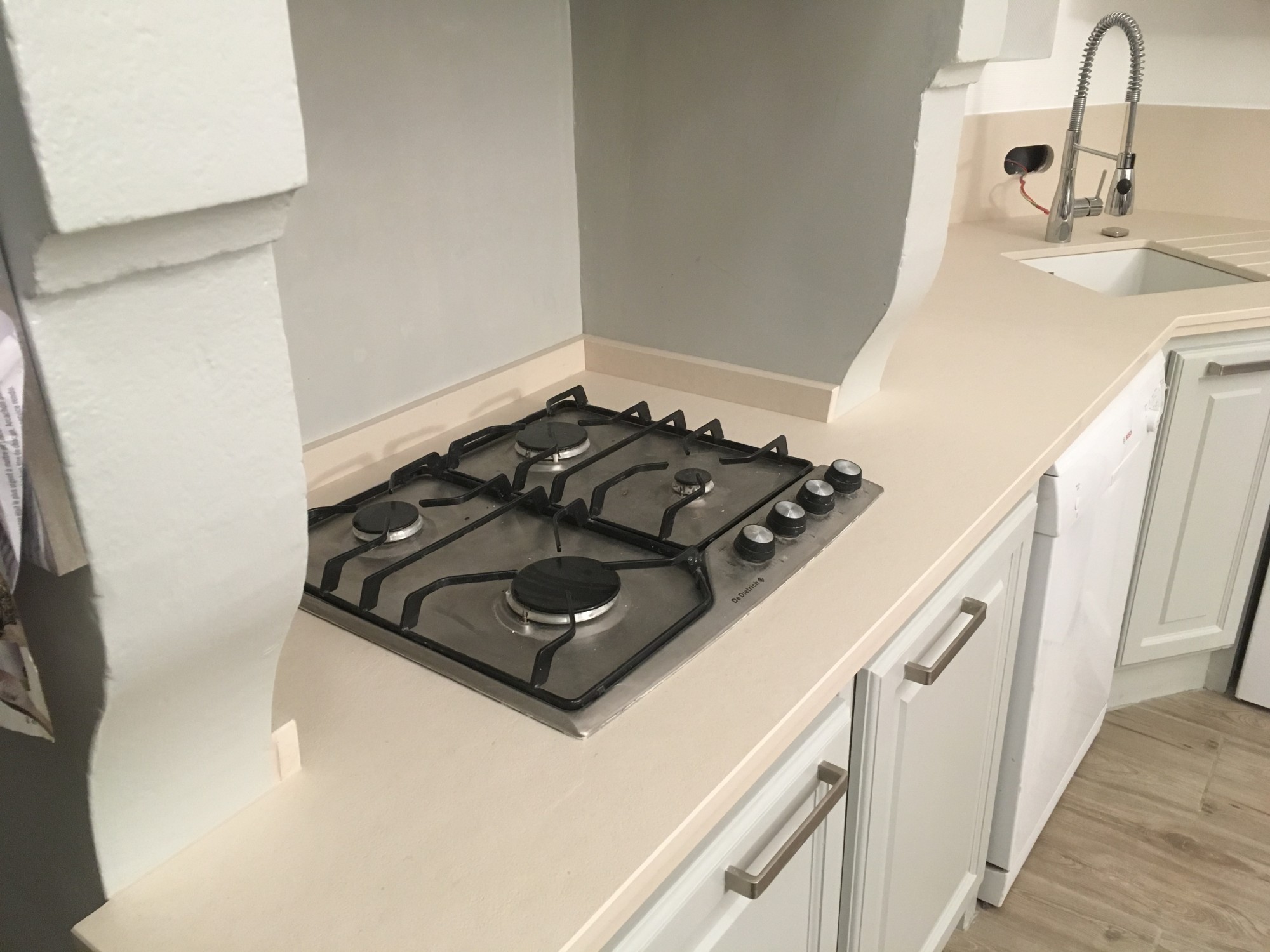 Faire poser des dosserets en dekton, quartz ou granit dans une petit coin cheminée dans une cuisine dans les landes 40