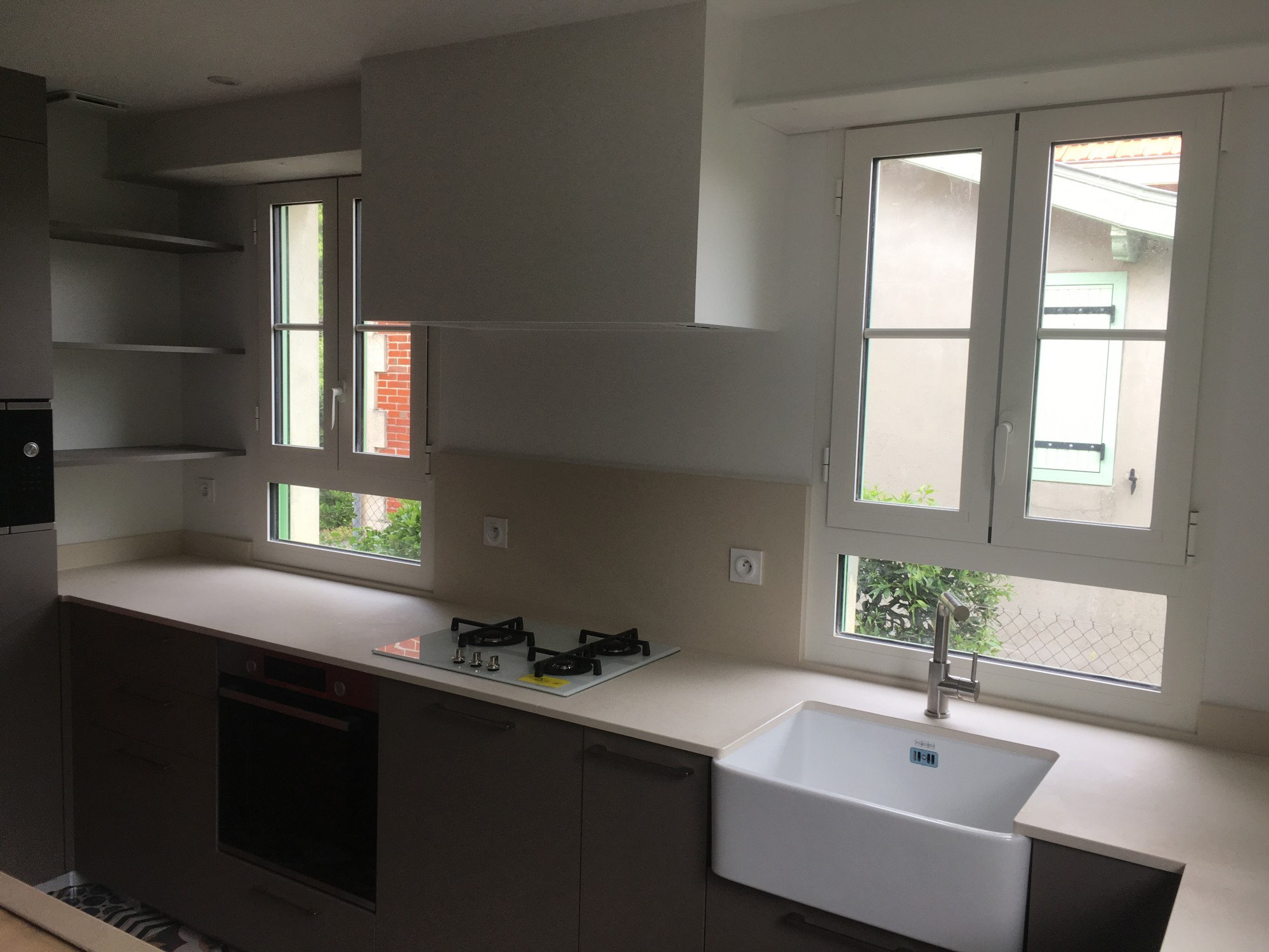 Installer un évier timbre dans un plan de travail en Dekton Danae