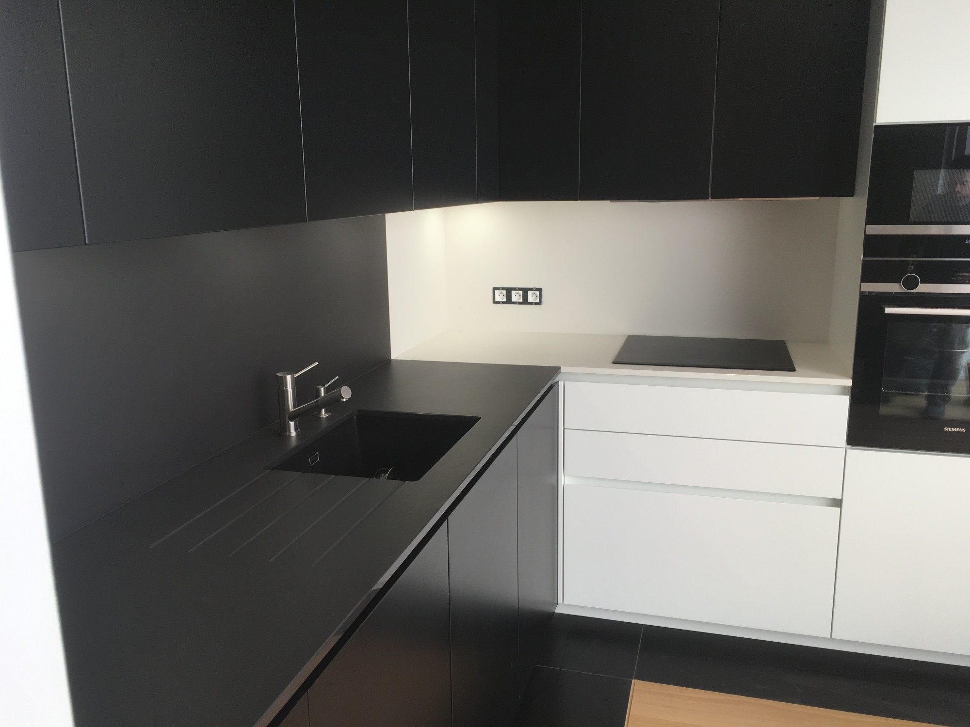 Installer des plans de travail en dekton noir domoos à Arcachon