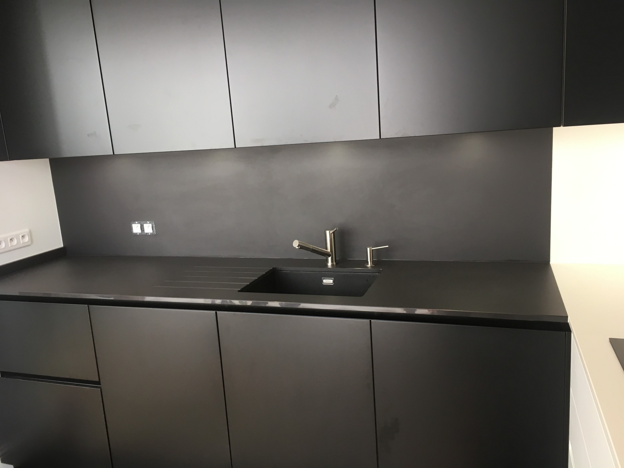 photo de cuisine noire avec des plans de travail noirs à Bordeaux 33